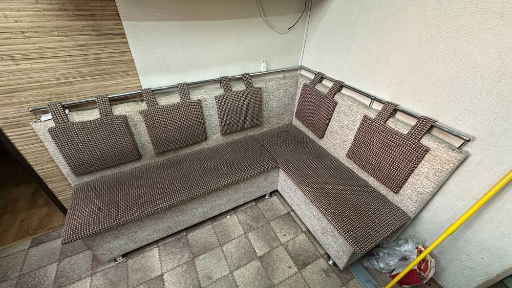 продам кухонный стол с диваном