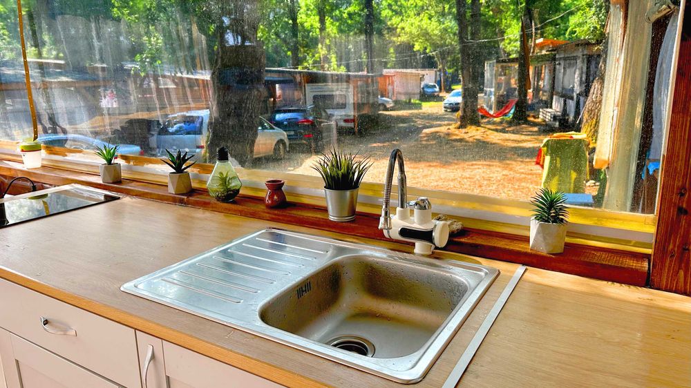 Продава се уютна каравана с веранда в къмпинг Атлиман край Китен