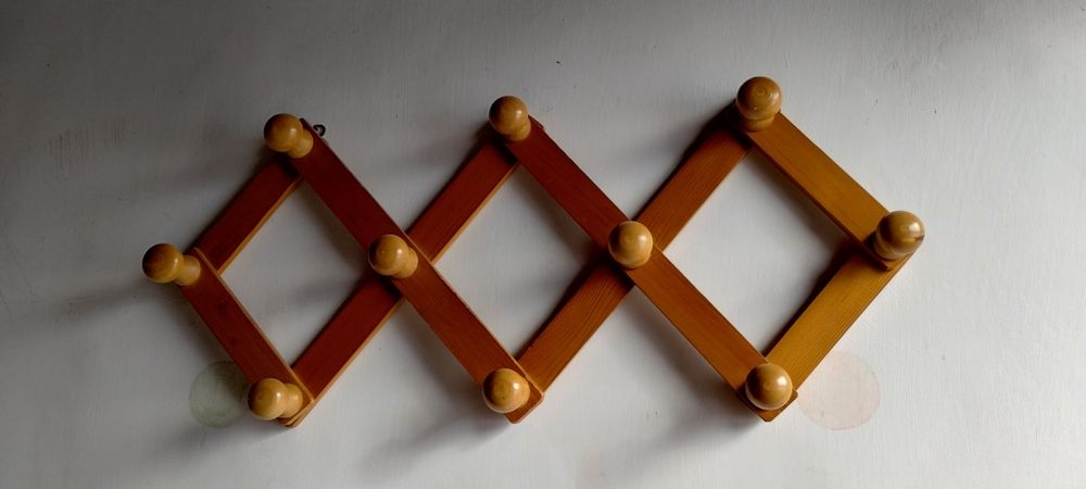 Cuier din lemn lacuit