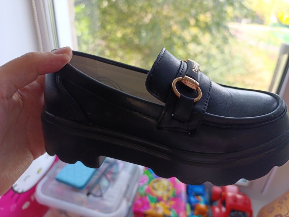 Продам школьные туфли  на девочку