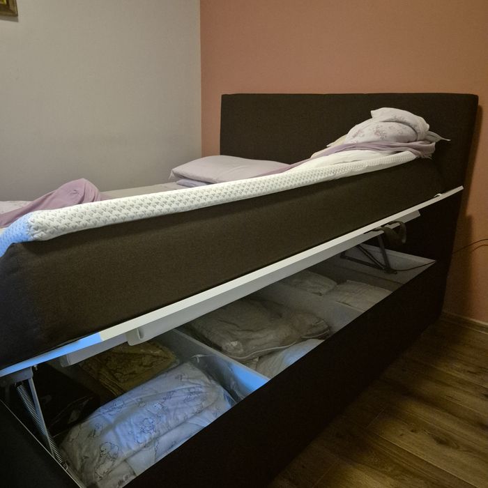 Vând pat matrimonial tapițat,  cu saltea ,somiera-lada de depozitare.