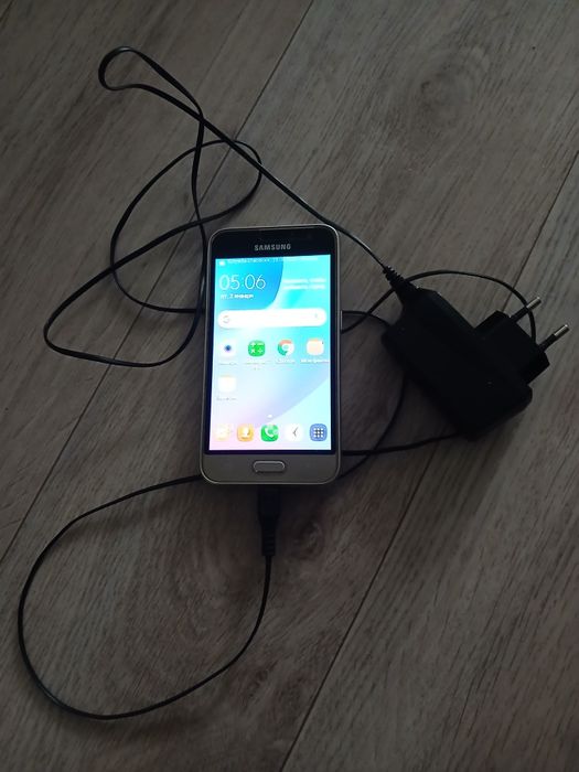 Продам телефон Самсунг J1