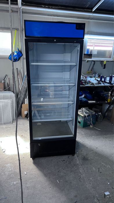 Vitrina frigorifica verticala cu o usa pentru sucuri