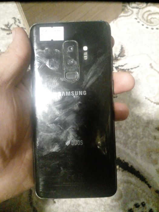 samsung s9+  yaxshi turibdi ozgina qirilgan joylari bor.