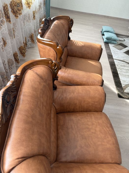 Продам кожаные диван и два кресла