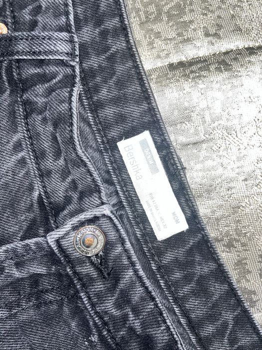 Тъмни скъсани дънки