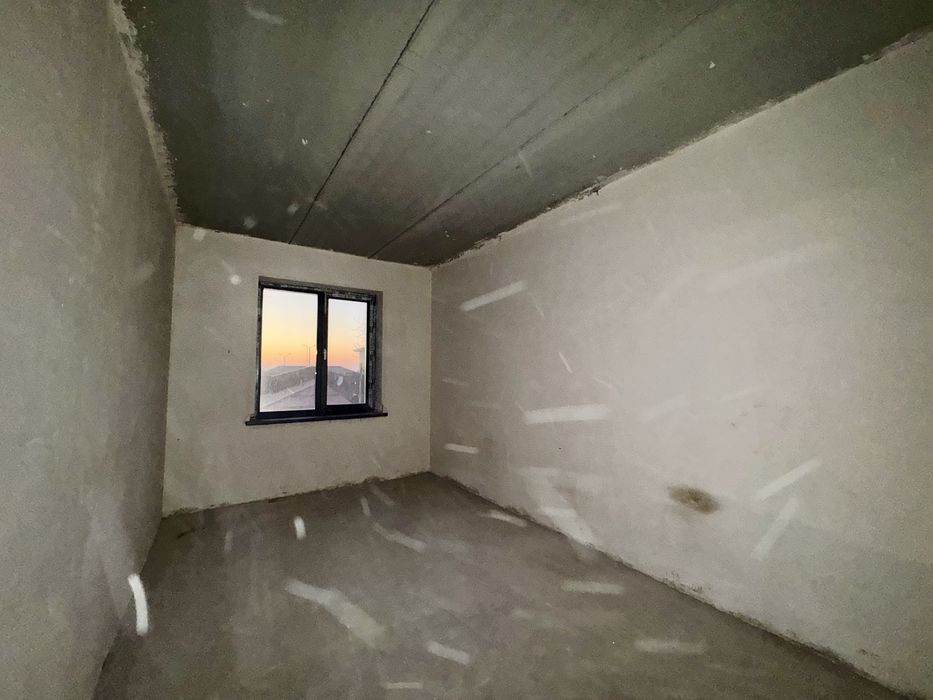 3х комнатная квартира(коробка), на 2 этаже. Поворот