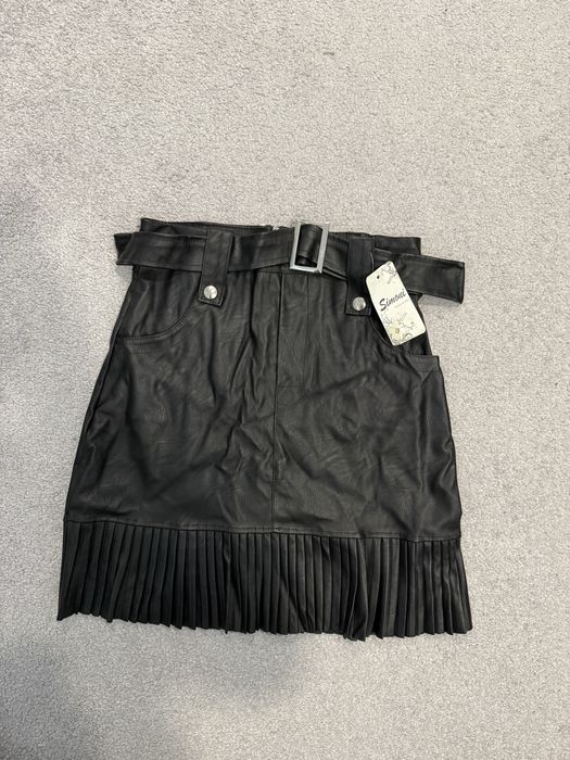 Чисто нова кожена пола