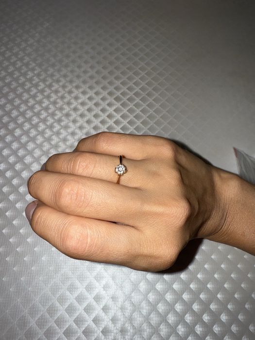 Продам золотое кольцо с бриллиантом