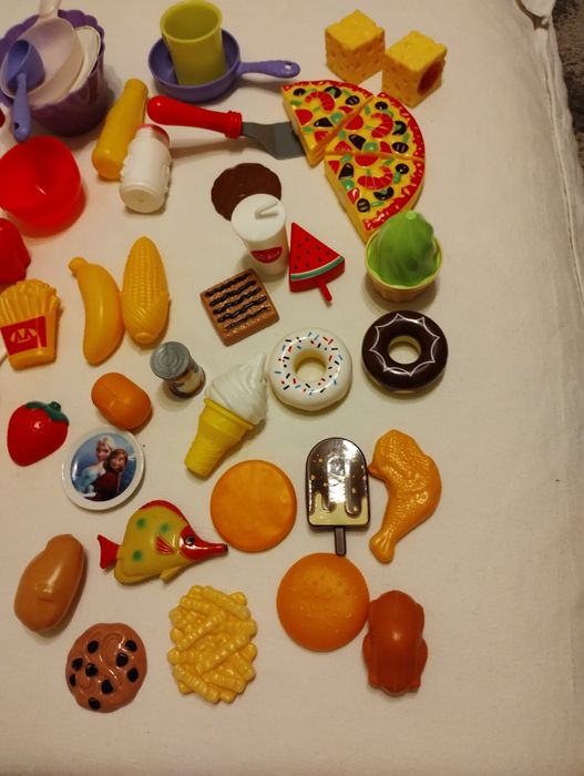 Продавам  различни кукли,чантички за момиче,еднорози и плодове зеленчу