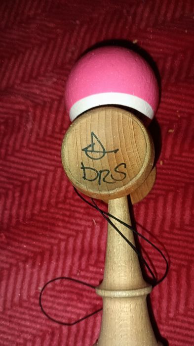 Kendama. semnată de Liviutz Și Darius Drăghiciu