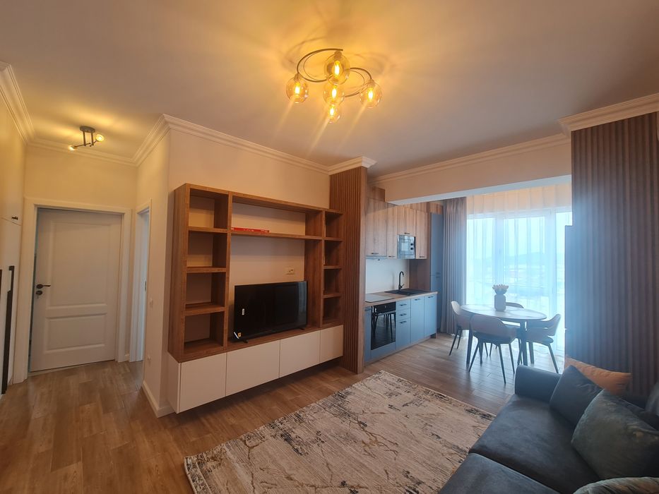 Închiriez apartament cu trei camere în bloc nou mobilat si utilat