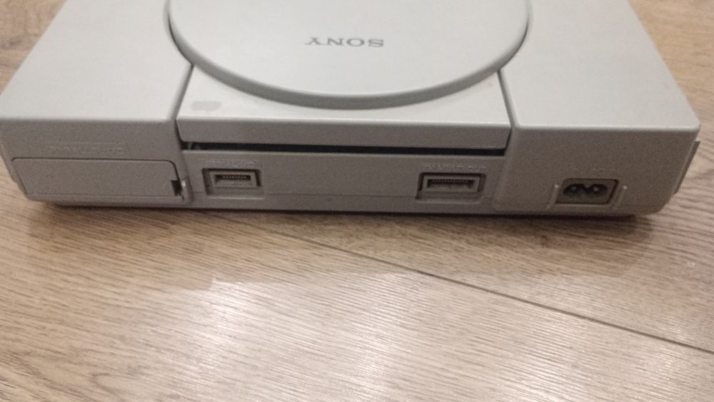 Vând PlayStation 1 (fara cabluri)