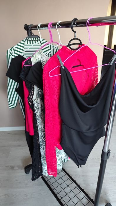 Продавам рокли и бодита