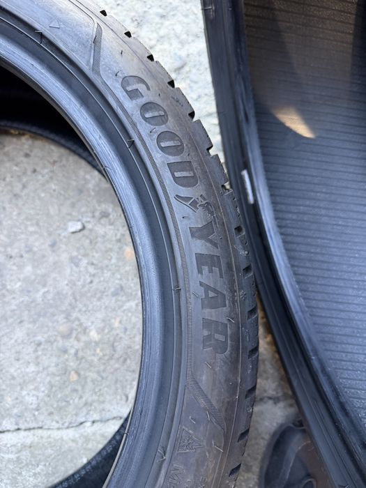2x 245 40 19 Goodyear Ultragrip Performance (*)