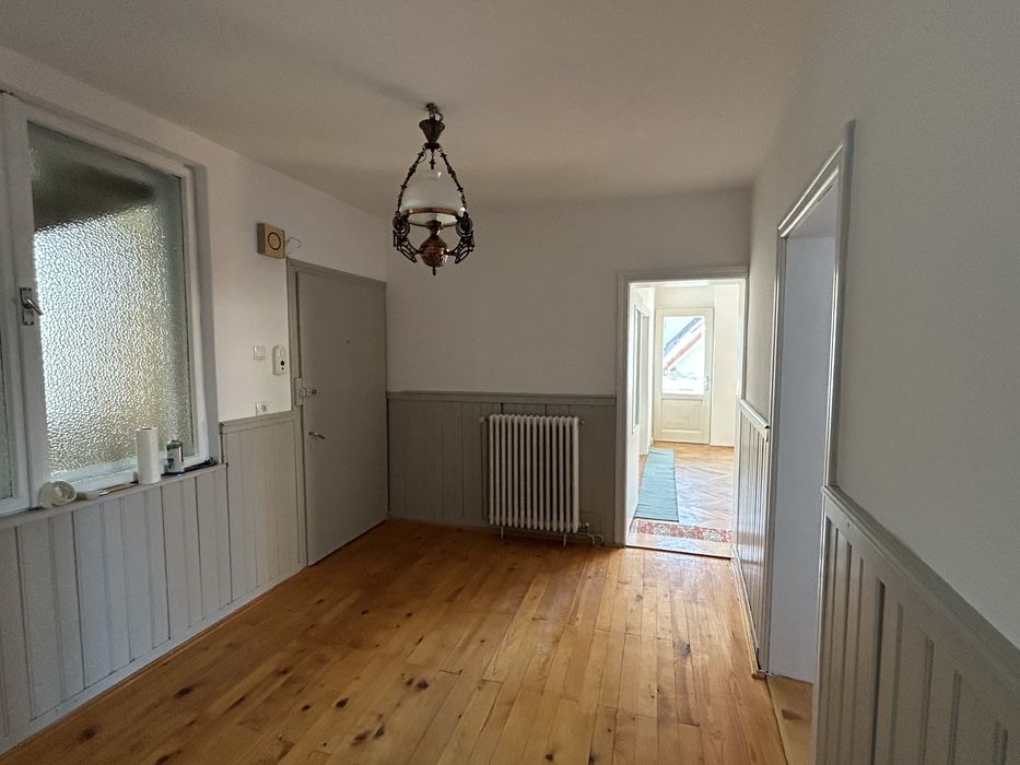 Apartament in casa 4 camere 2 bai, buctarie, garaj si curte