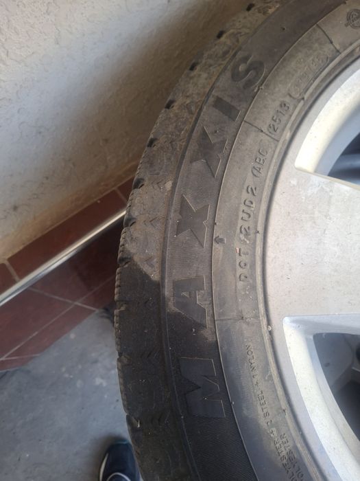 Продам зимние шины с дисками от малибу 1 состояние идеалное без трешин