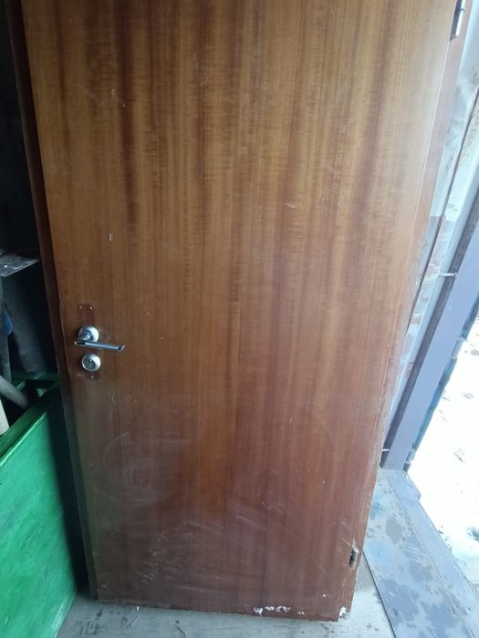 Двери коричневые