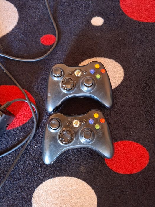 Vând Xbox 360 prețul este 400
