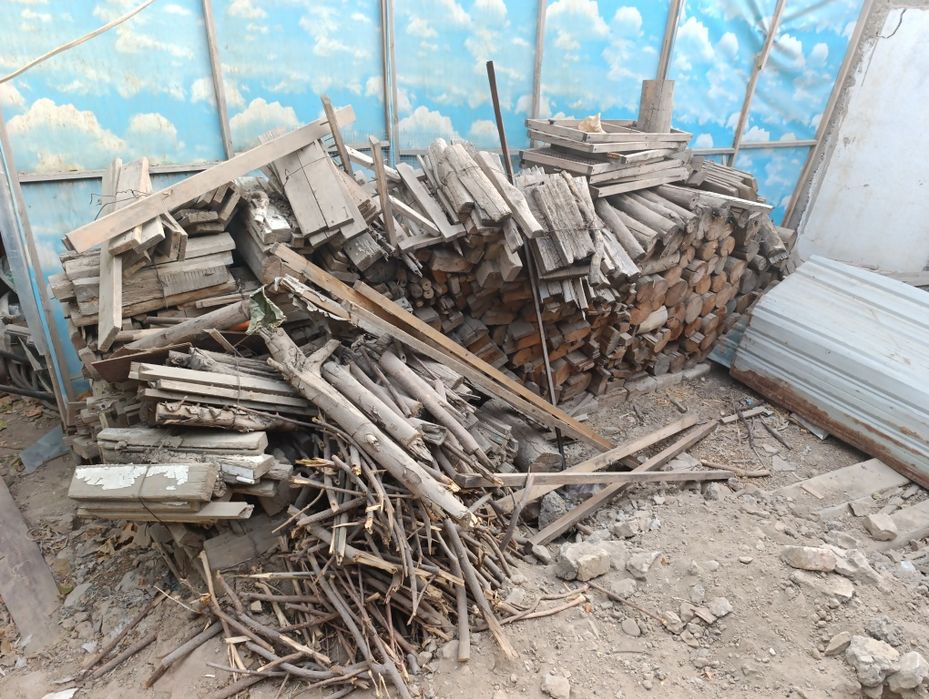 Тандир, ўчоқ ва печкаларда ёқиш учун тайёр қирқиб, боғланган ўтинлар с