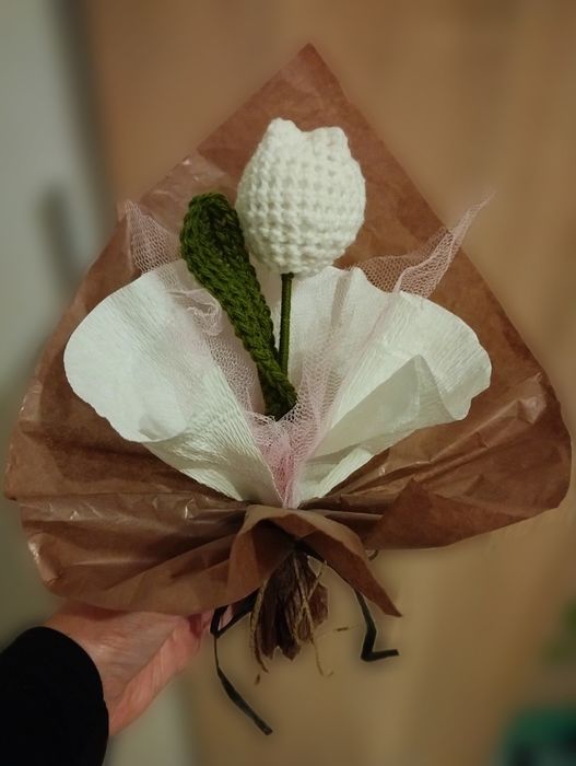 Плетени лалета в букет