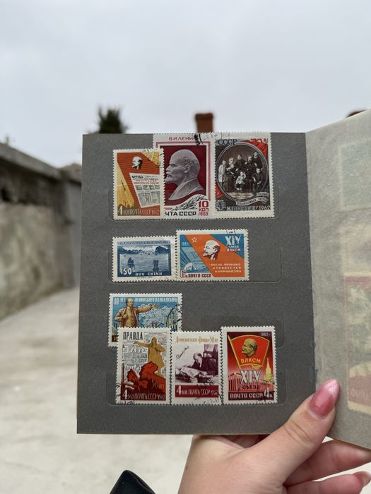 Малък класьор с различни пощенски марки