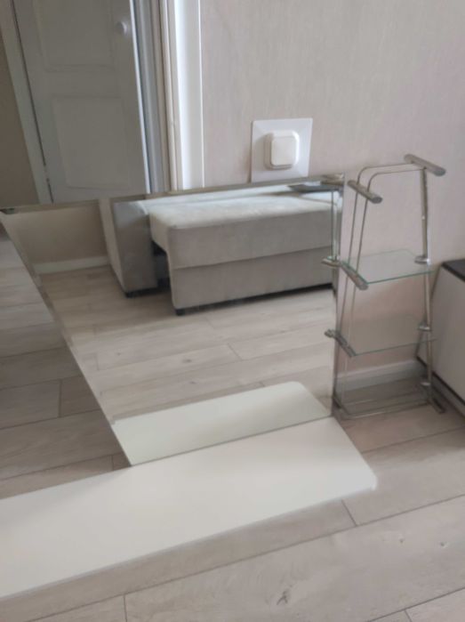 Продам зеркало с полочкой