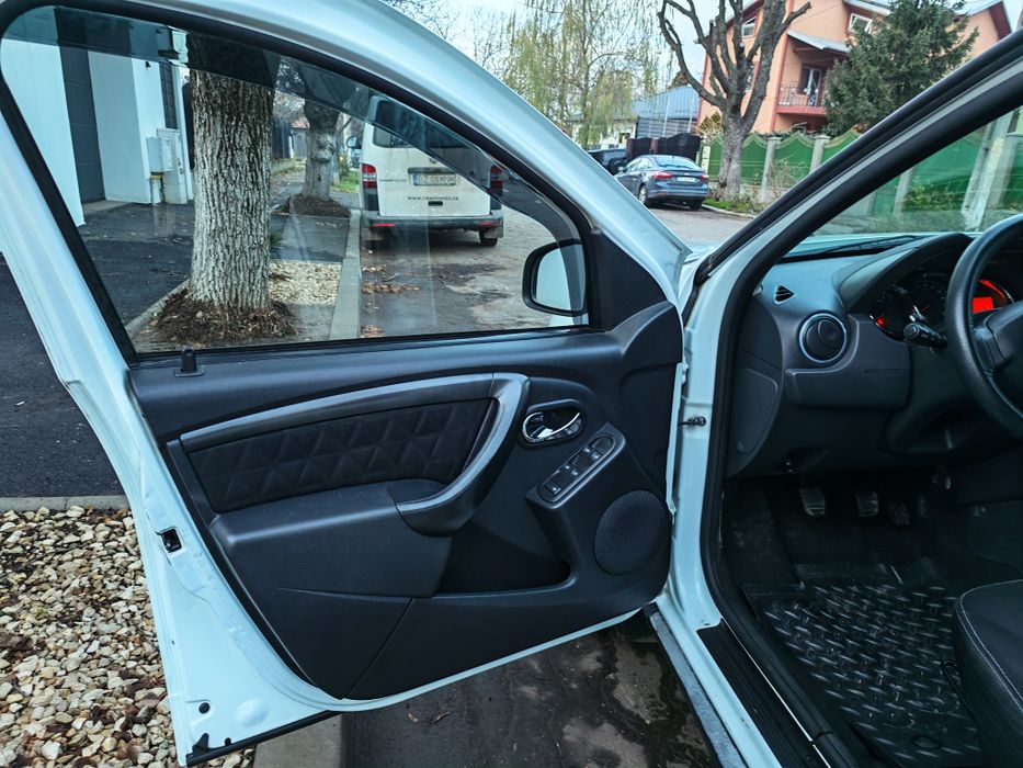 Duster 4x4 benzină (1.2 TCe) Laureate • Navi • Geamuri electrice