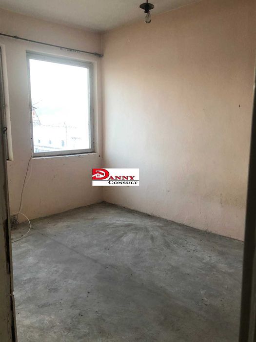 Двуетажна монолитна къща с двор в с. Беброво