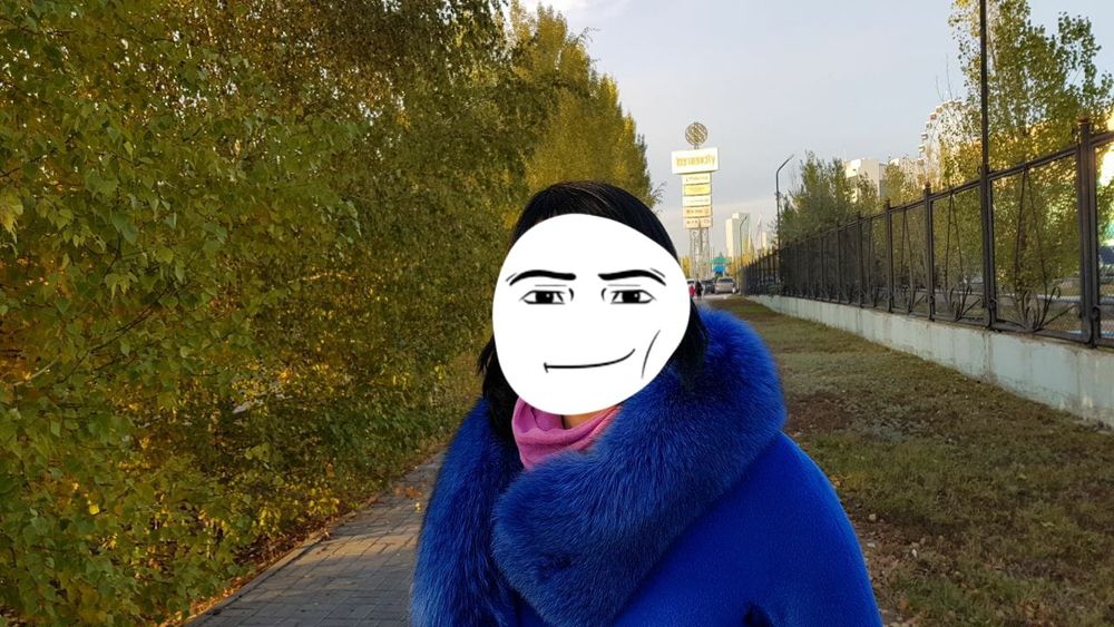 Модное яркое пальто