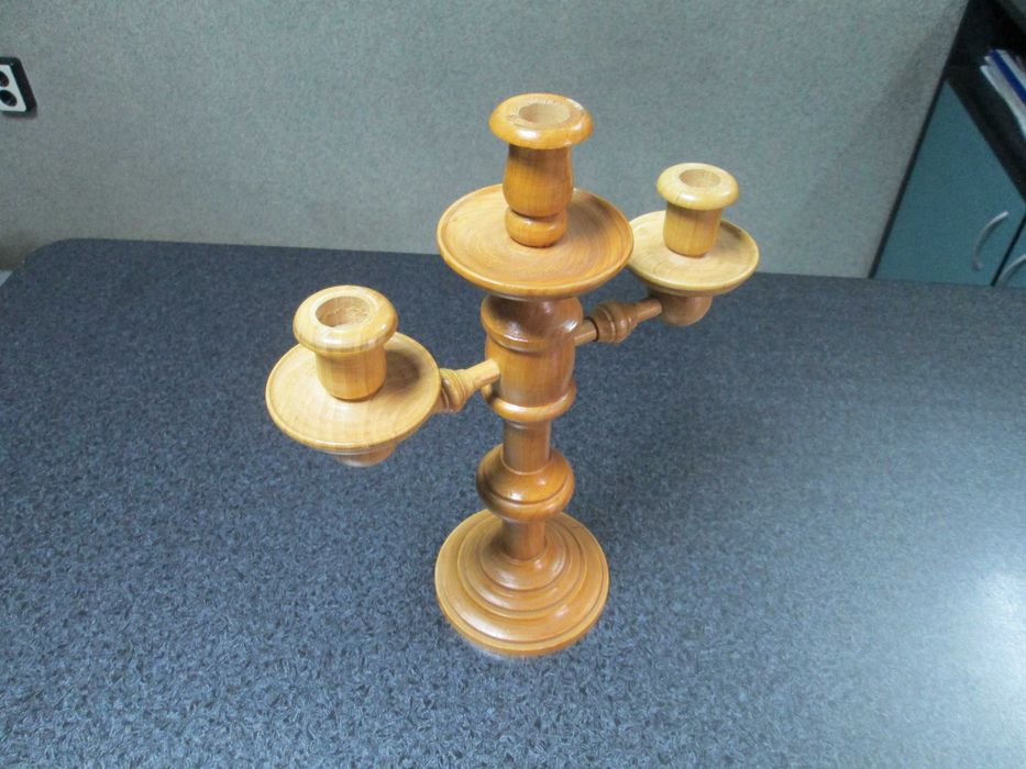 Продавам старинен дървен СВЕЩНИК-изключително рядък