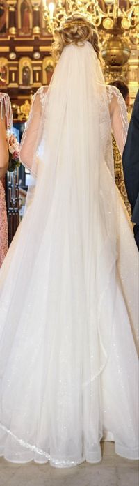 Rochie de mireasa+ Costum barbatesc– 1.200 LEI AMBELE