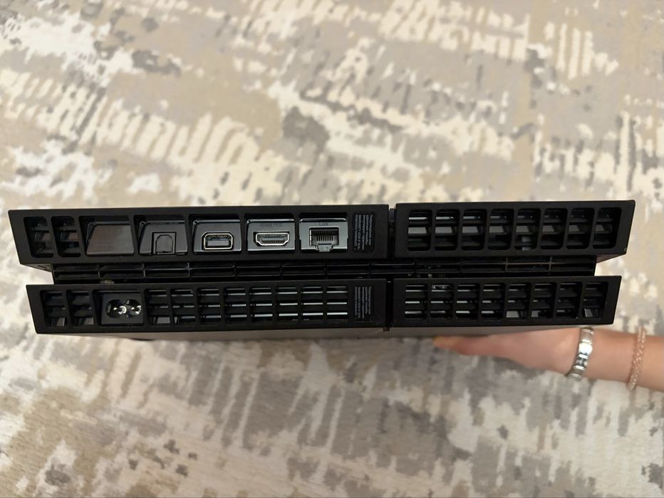 Продам PlayStation 4 (1TB)