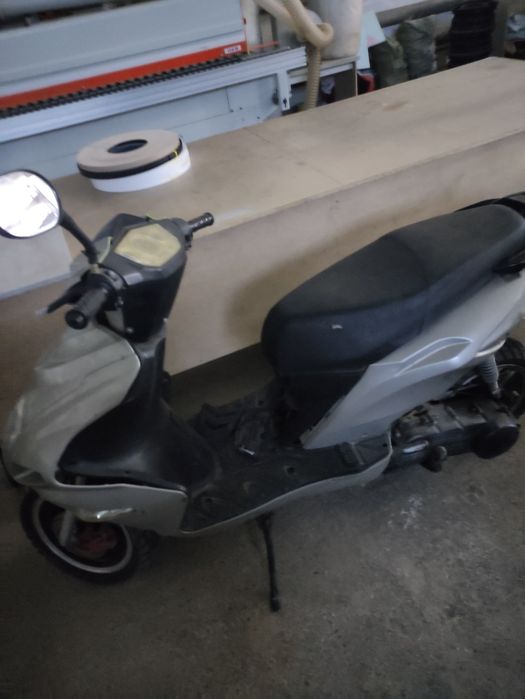Скутер, полуживой.