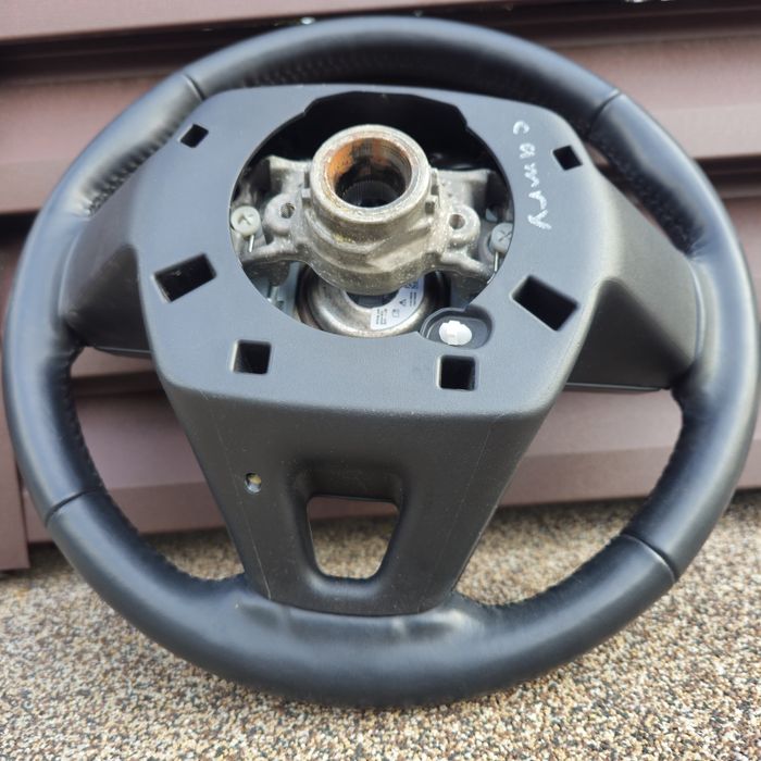 Оригинален волан за Тойота Камри 2020г. без следи от употреба!