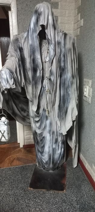 Монах скульптура