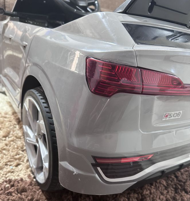 Masinuta electrica pentru copii Audi SQ8 2x 35W 12V cu music player