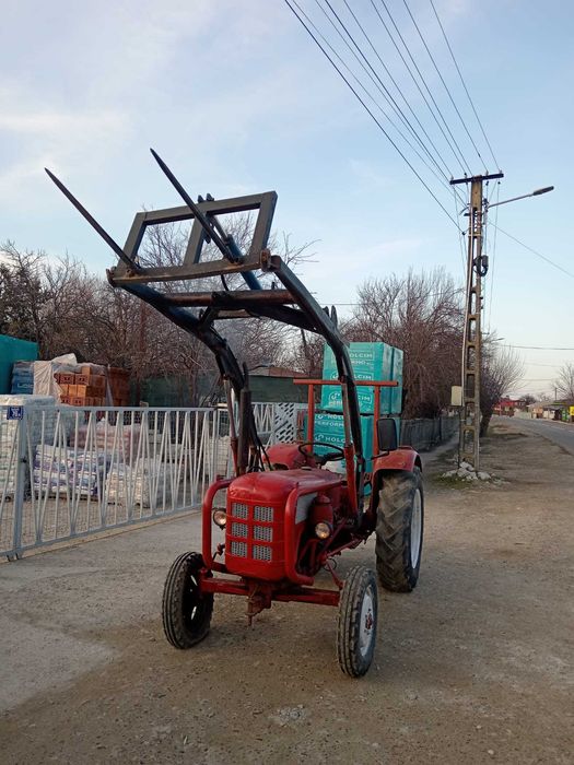 Tractor 45cai cu incarcator frontal furci baloti 3300 euro
