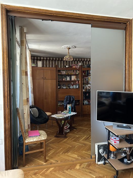 Елегантна холна маса, дървена основа и стъклен плот.