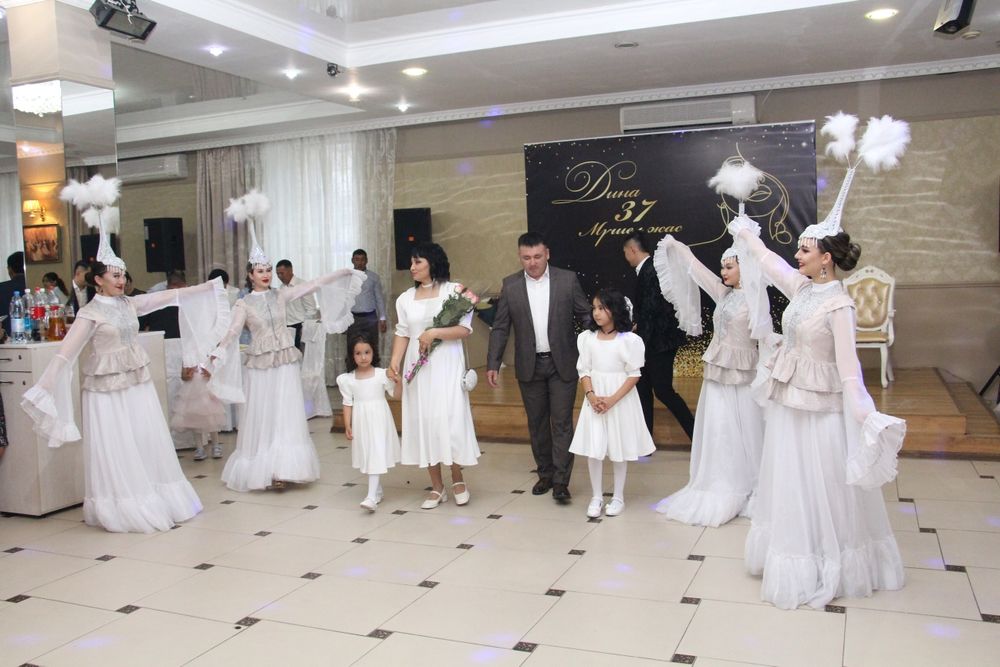 Продам платья женские и для девочек