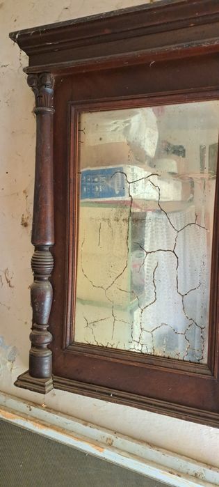 Oglinda veche din lemn