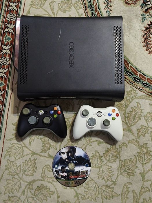Продам xbox 360 с двумя геймпадами
