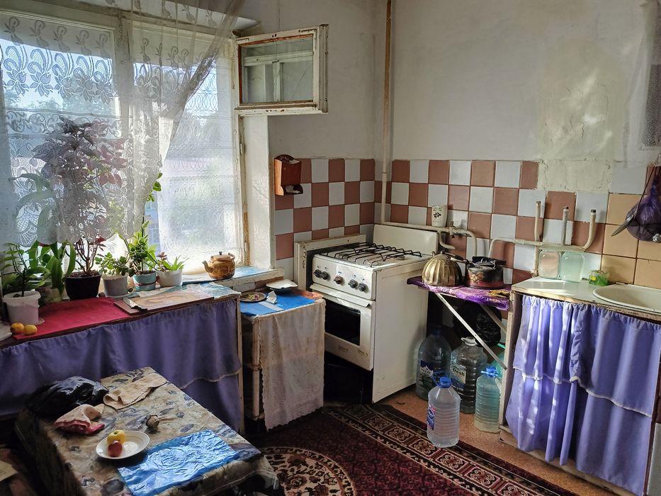 Kvartira sotiladi srochno