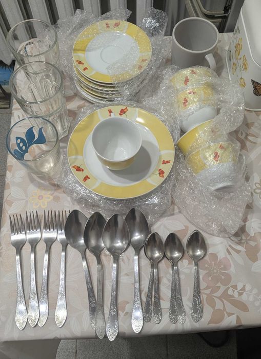 Набор посуды чашки, тарелки, приборы