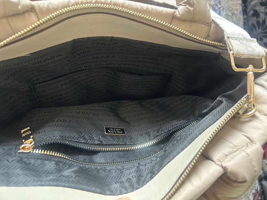 Чанта Prada - 45/30 см чисто нова, мека бежов цвят