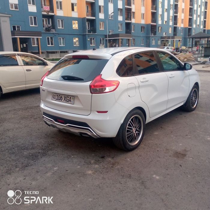 Lada x-ray 1,8 sotiladi