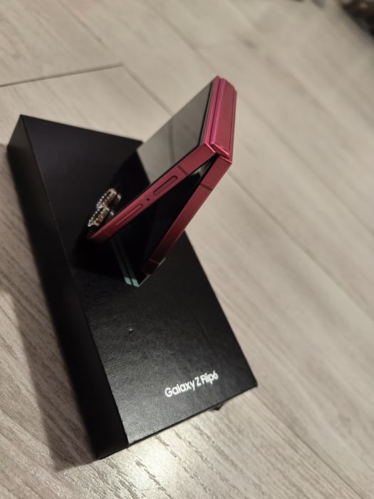 Samsung Galaxy Z Flip7 512GB Dual SIM — КАТО НОВ + ПЪЛЕН ПАКЕТ АКСЕСОАРИ!
