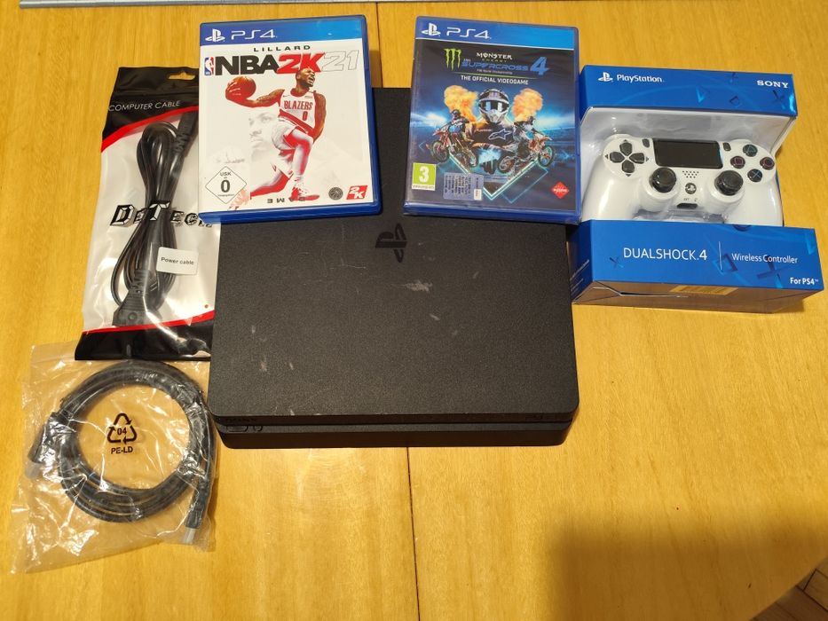 PS4 Slim 500GB с нови кабели, нов джойстик и 2 игри