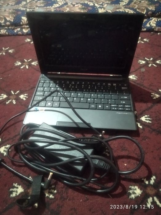 Acer netbuk sotiladi. Holati a'lo narxi 1 mln . yangi zaryadnigi bilan