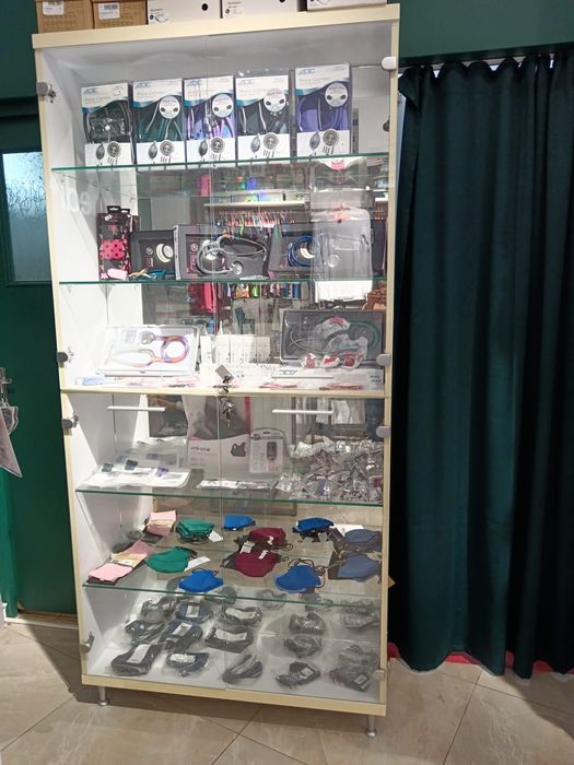 Vitrină cu sticlă securizată cu oglindă – 194×100×32 cm – 990 le